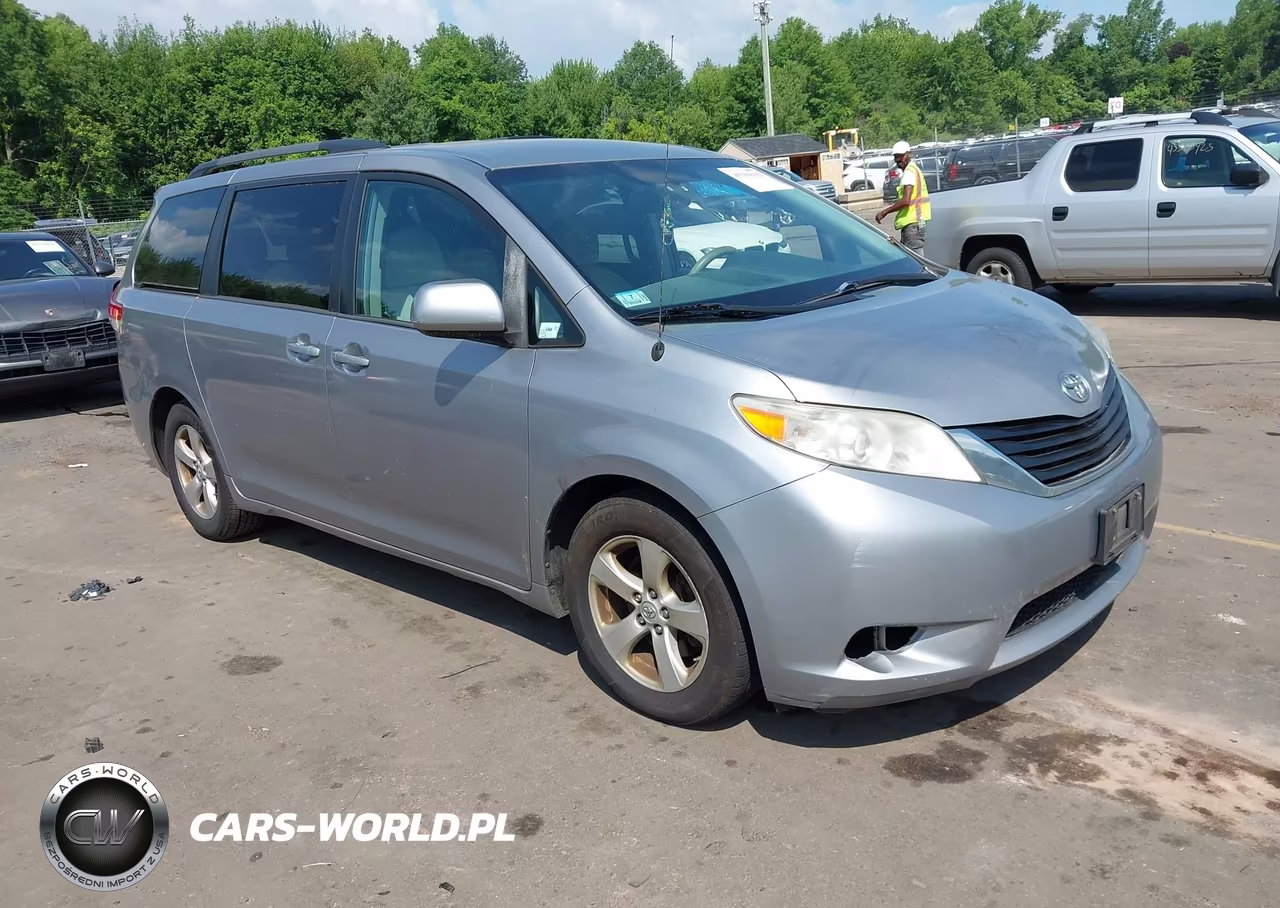 2013 Toyota Sienna Le V6 8 Passenger