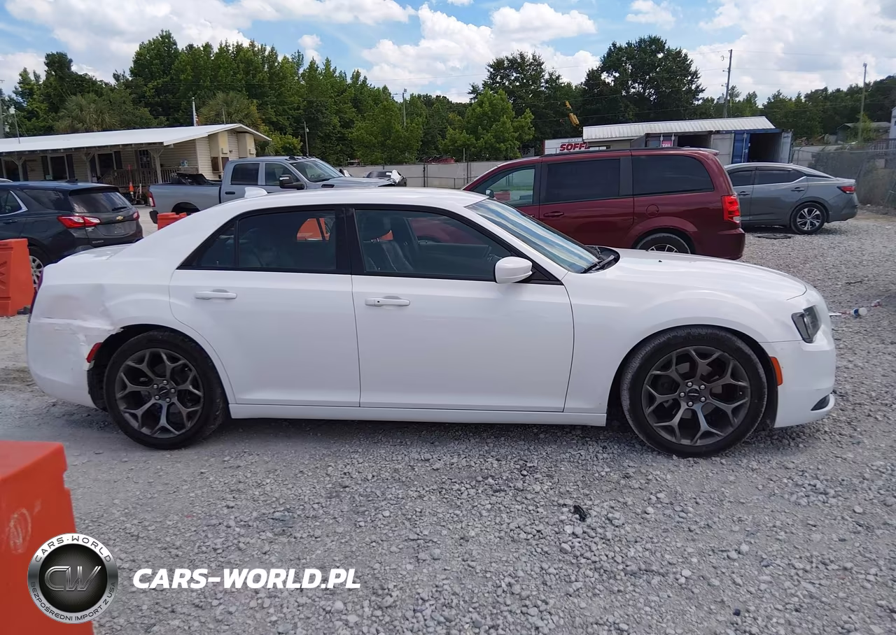 2015 Chrysler 300 300S VIN:2C3CCABGXFH743245 - 13