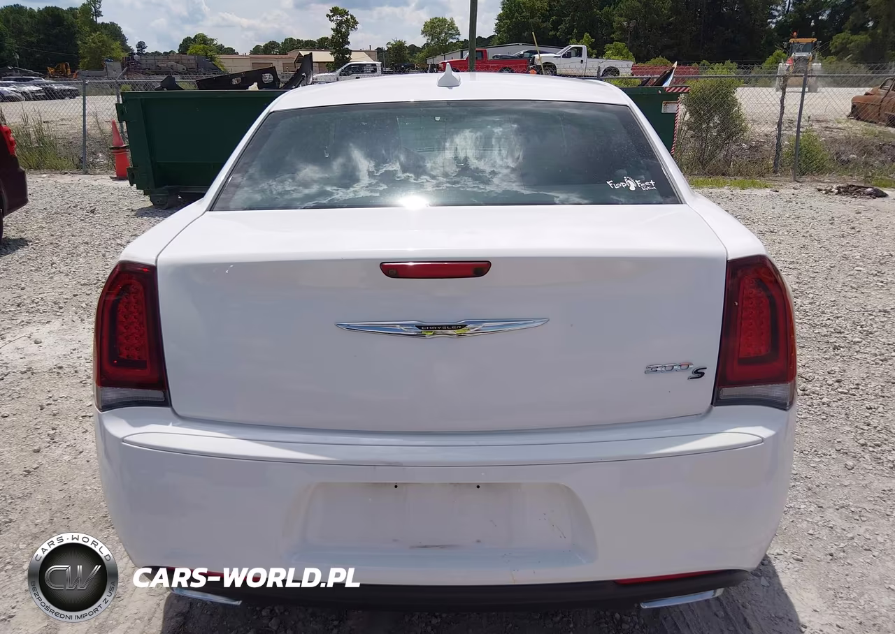 2015 Chrysler 300 300S VIN:2C3CCABGXFH743245 - 16