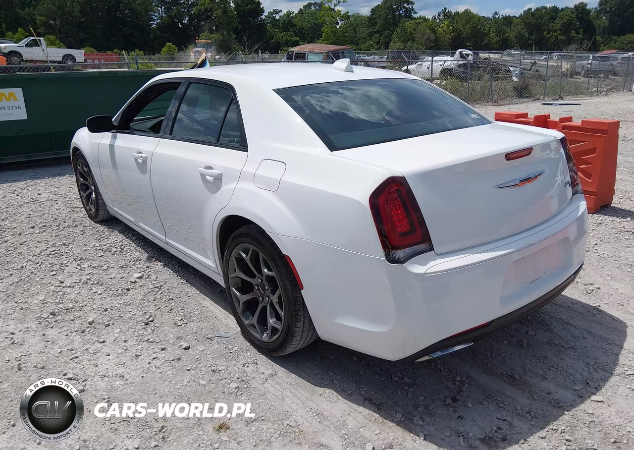 2015 Chrysler 300 300S VIN:2C3CCABGXFH743245 - 3