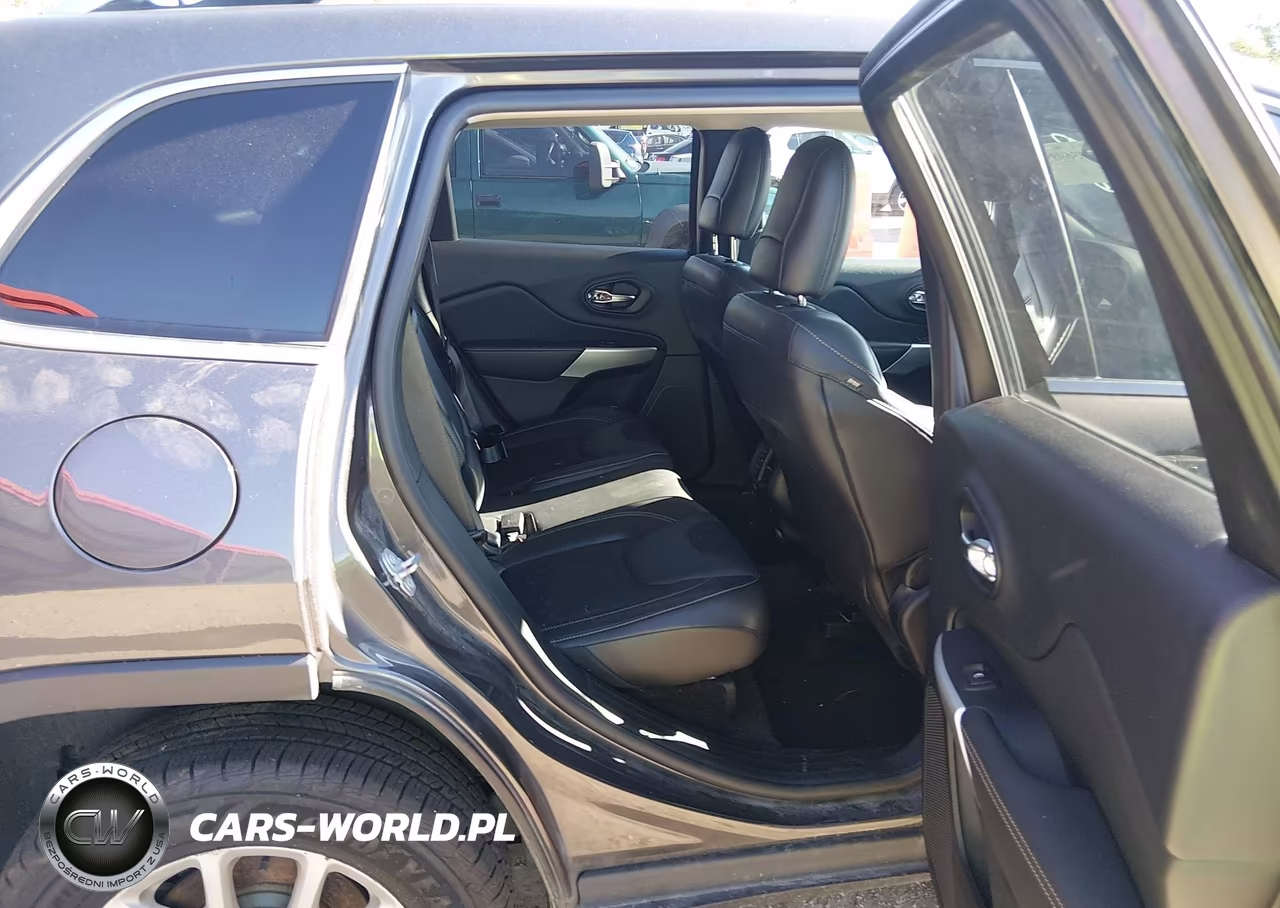 2018 Jeep Cherokee Latitude Plus 4X4 VIN:1C4PJMLX3JD579541 - 8
