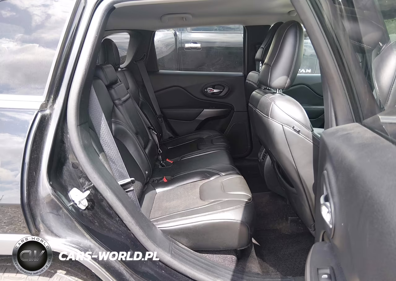 2019 Jeep Cherokee Latitude Plus 4X4 VIN:1C4PJMLX7KD101804 - 8