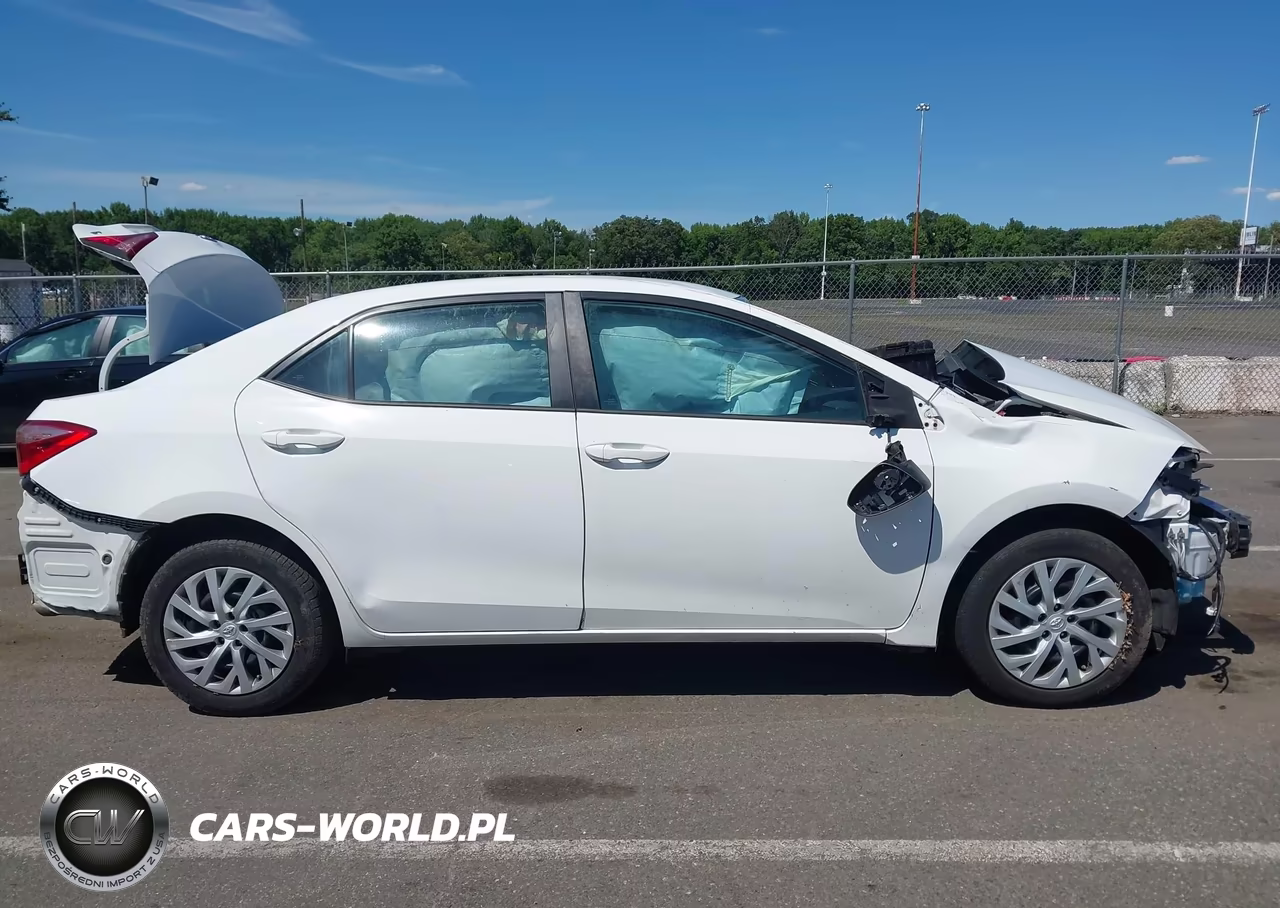 2018 Toyota Corolla Le VIN:5YFBURHE6JP849896 - 12