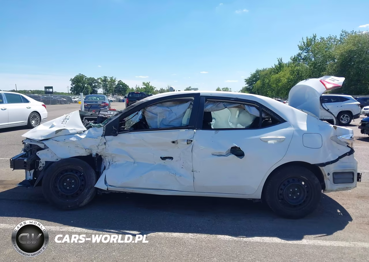2018 Toyota Corolla Le VIN:5YFBURHE6JP849896 - 13