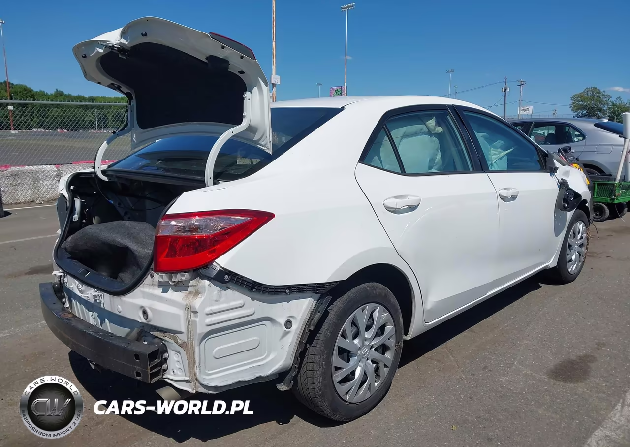 2018 Toyota Corolla Le VIN:5YFBURHE6JP849896 - 4
