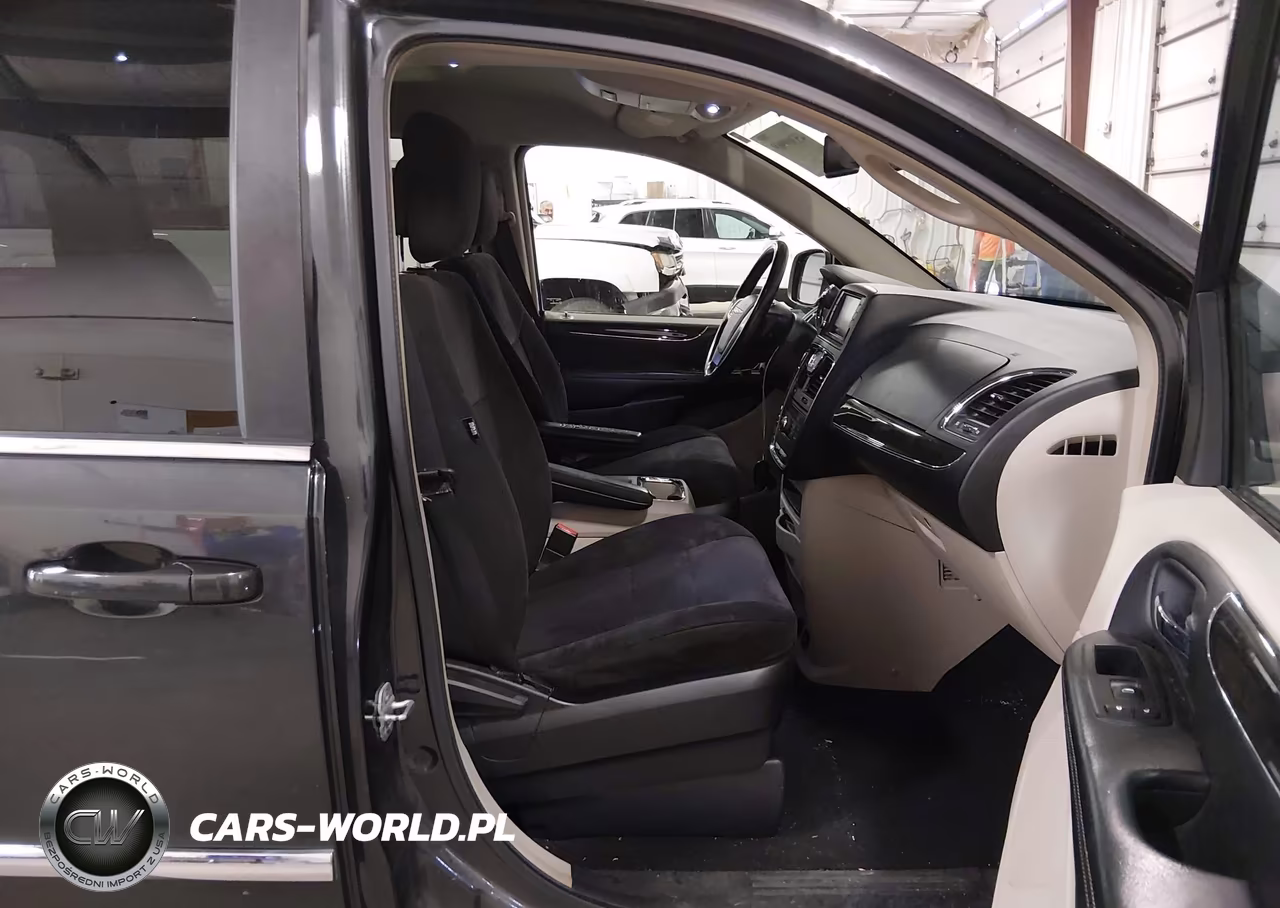 2011 Chrysler Town & Country Touring VIN:2A4RR5DGXBR682373 - 5