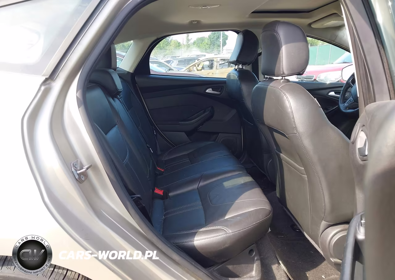 2018 Ford Focus Titanium VIN:1FADP3N27JL285990 - 8