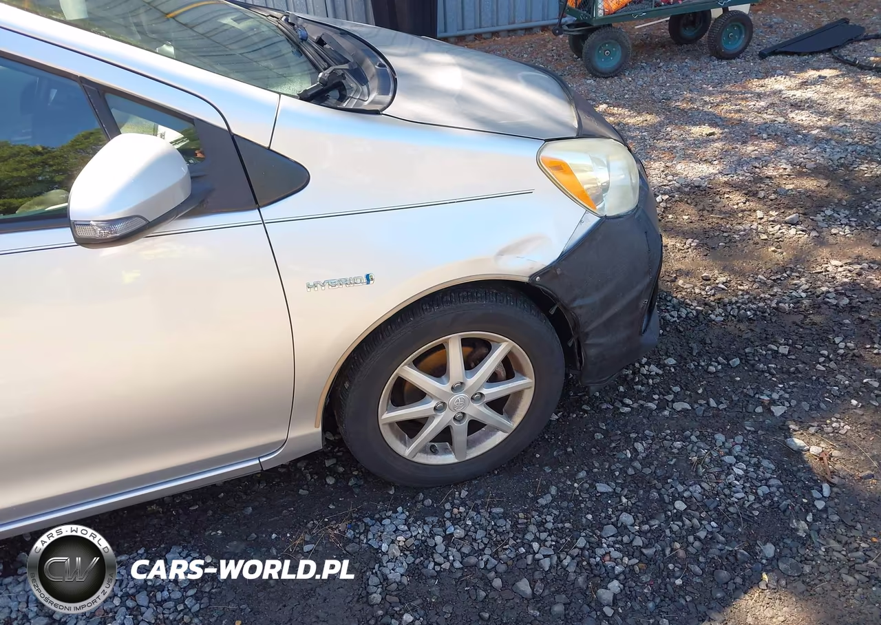 2013 Toyota Prius C Four VIN:JTDKDTB34D1032214 - 6
