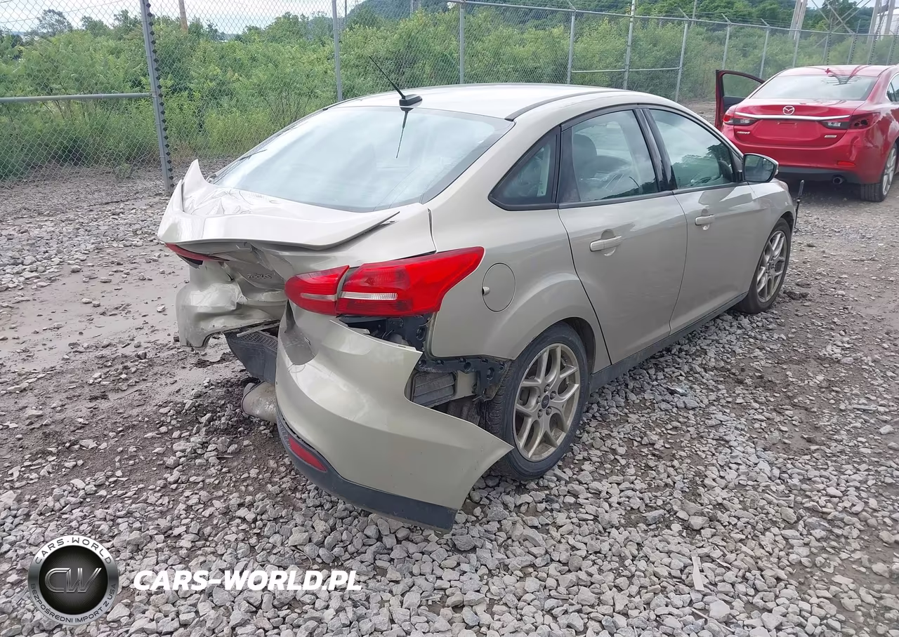 2015 Ford Focus Se VIN:1FADP3F25FL260267 - 4