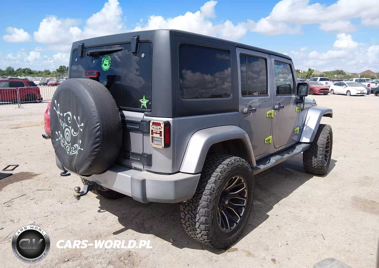 2015 Jeep Wrangler Unlimited Sahara VIN:1C4BJWEG4FL558679 - 4