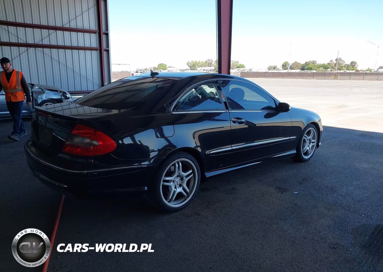 2009 Mercedes-Benz Clk 550 VIN:WDBTJ72HX9F261666 - 4