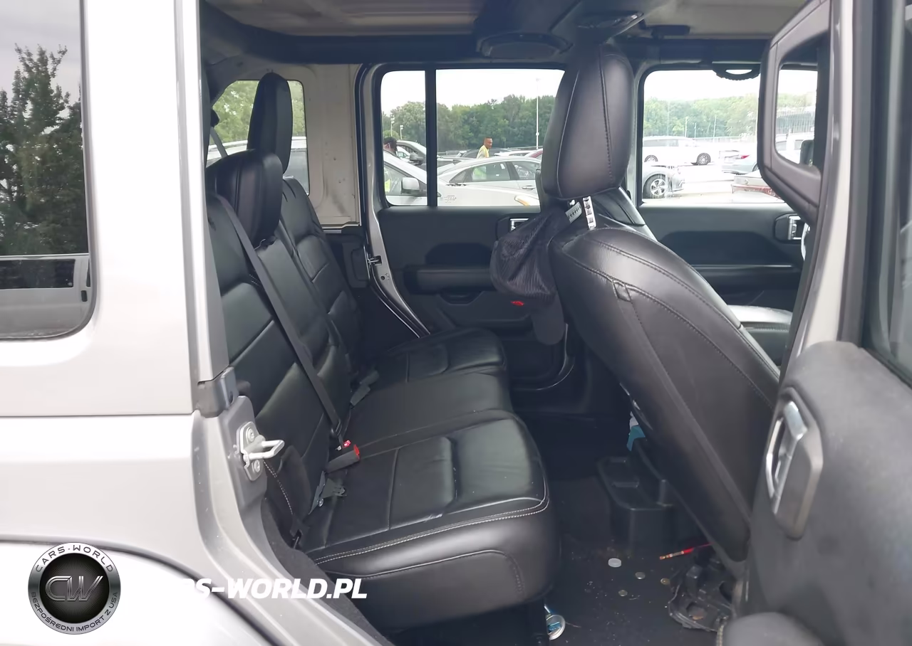 2018 Jeep Wrangler Unlimited Sahara 4X4 VIN:1C4HJXEGXJW127304 - 8