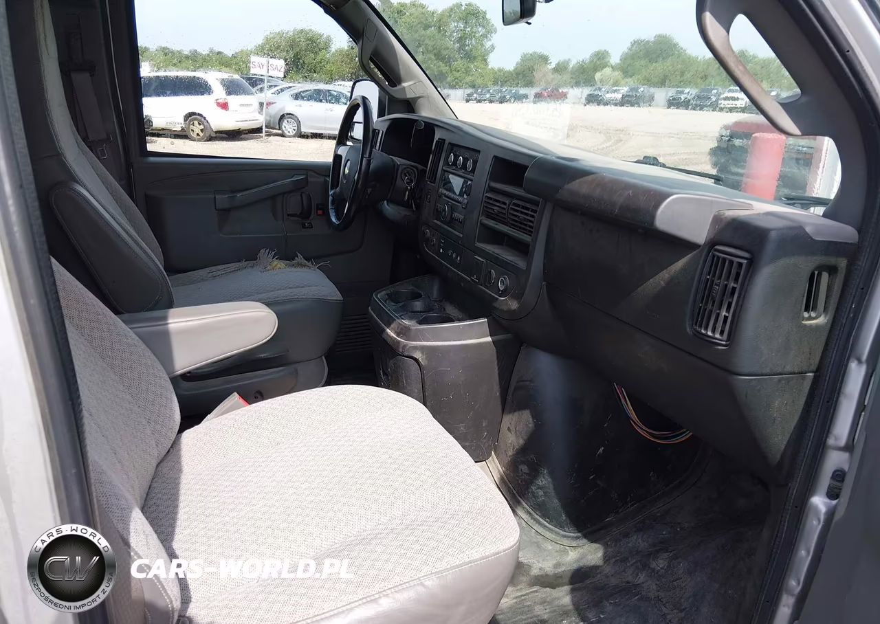 2018 Chevrolet Express 3500 Work Van VIN:1GCZGHFG1J1334085 - 5