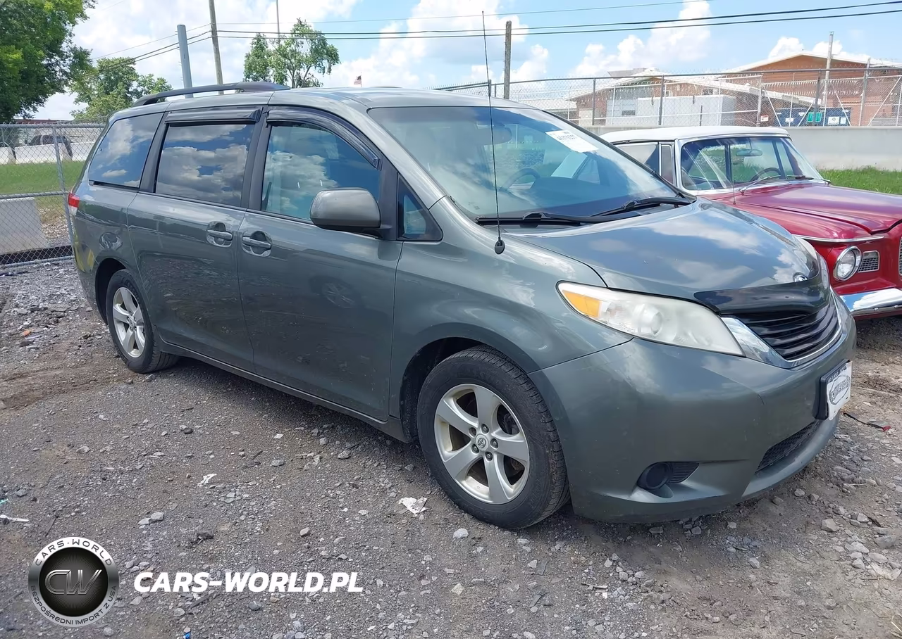 2012 Toyota Sienna Le V6 8 Passenger