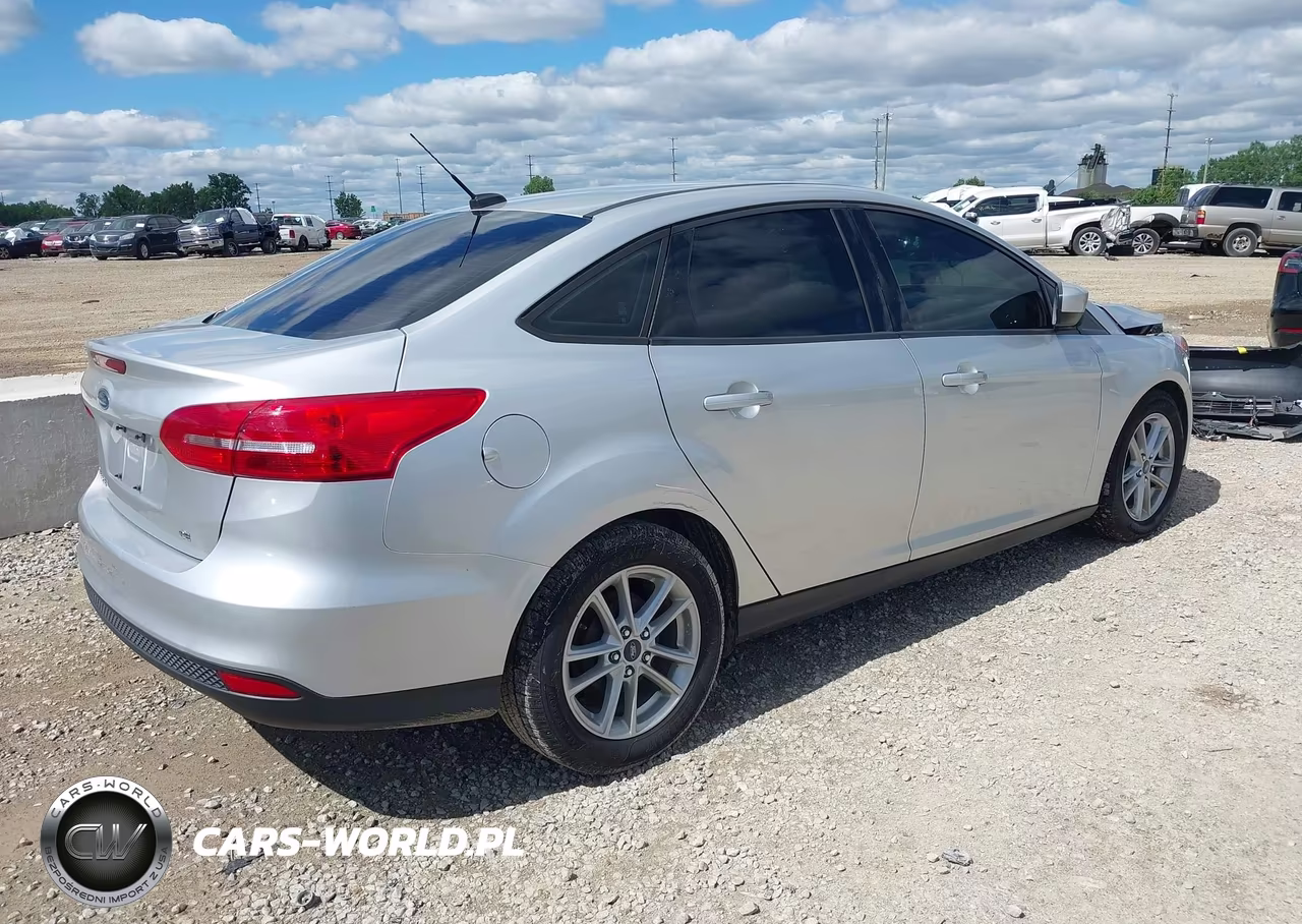 2018 Ford Focus Se VIN:1FADP3F25JL288451 - 4