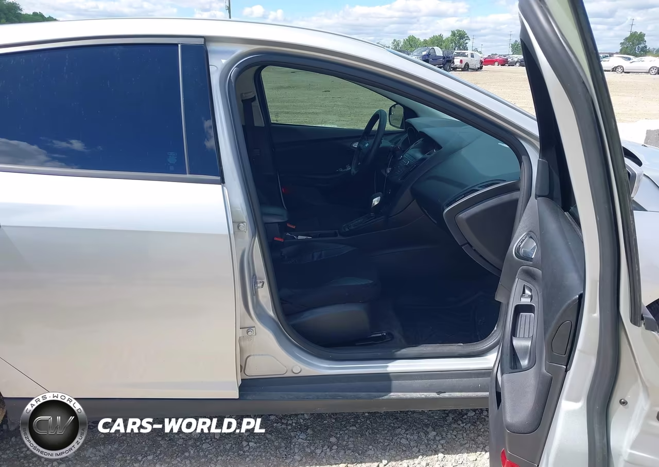 2018 Ford Focus Se VIN:1FADP3F25JL288451 - 5