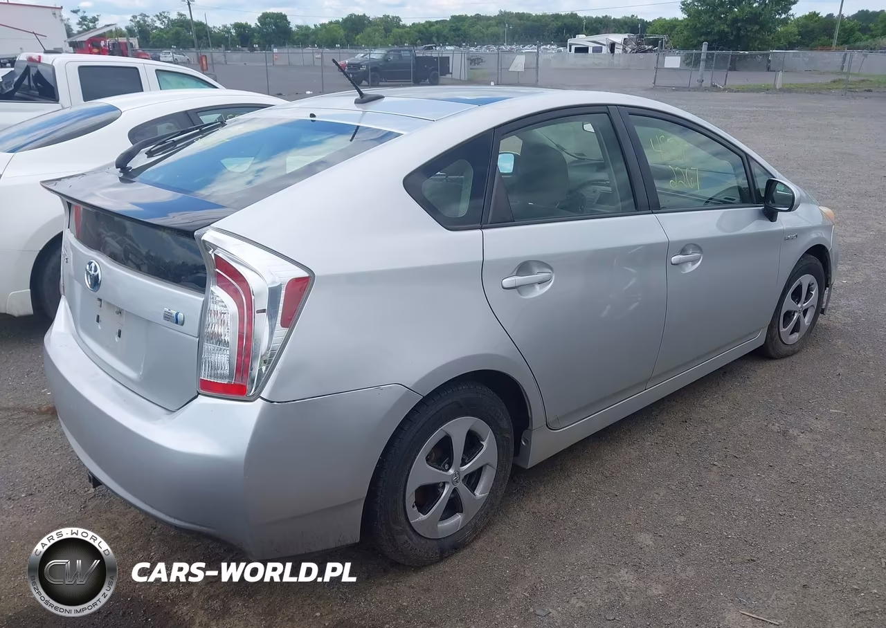 2014 Toyota Prius Three VIN:JTDKN3DU5E1746471 - 4