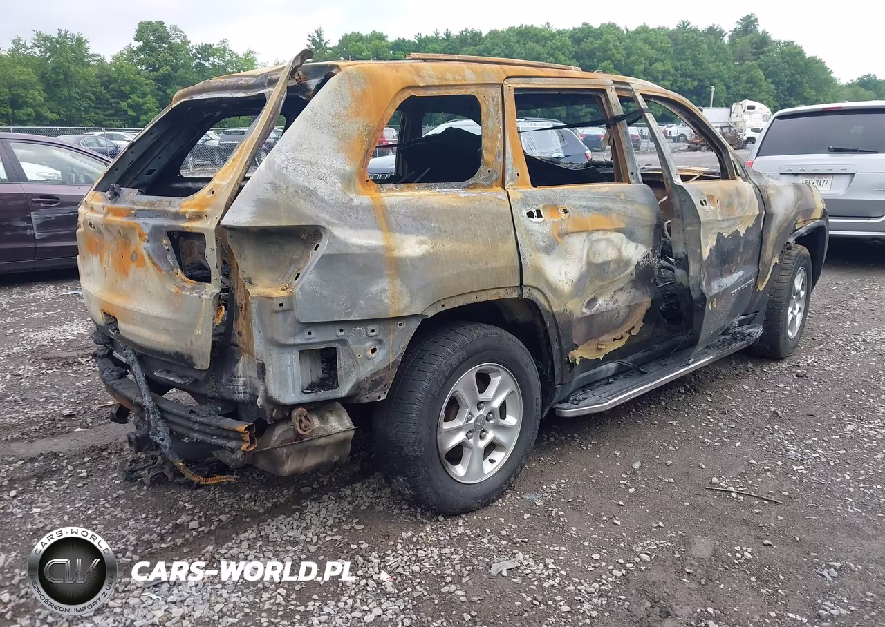 2015 Jeep Grand Cherokee Laredo VIN:1C4RJFAG3FC675030 - 4