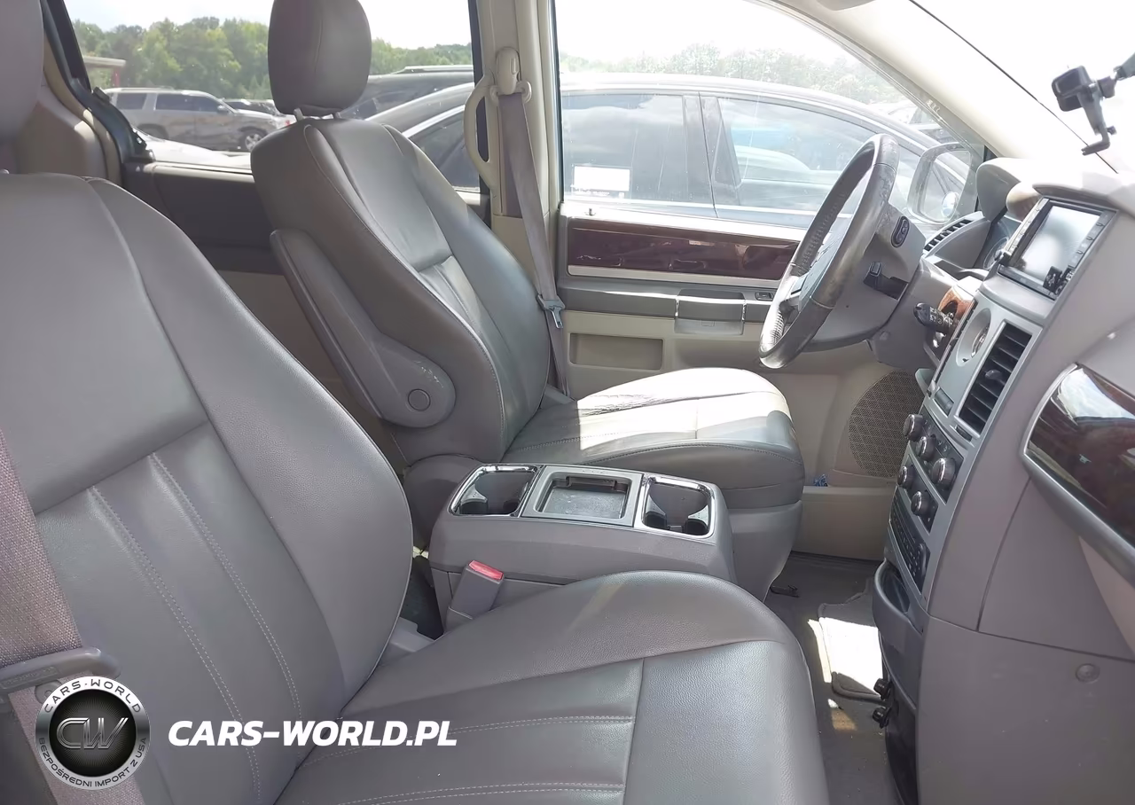 2010 Chrysler Town & Country Touring VIN:2A4RR5D17AR241617 - 5