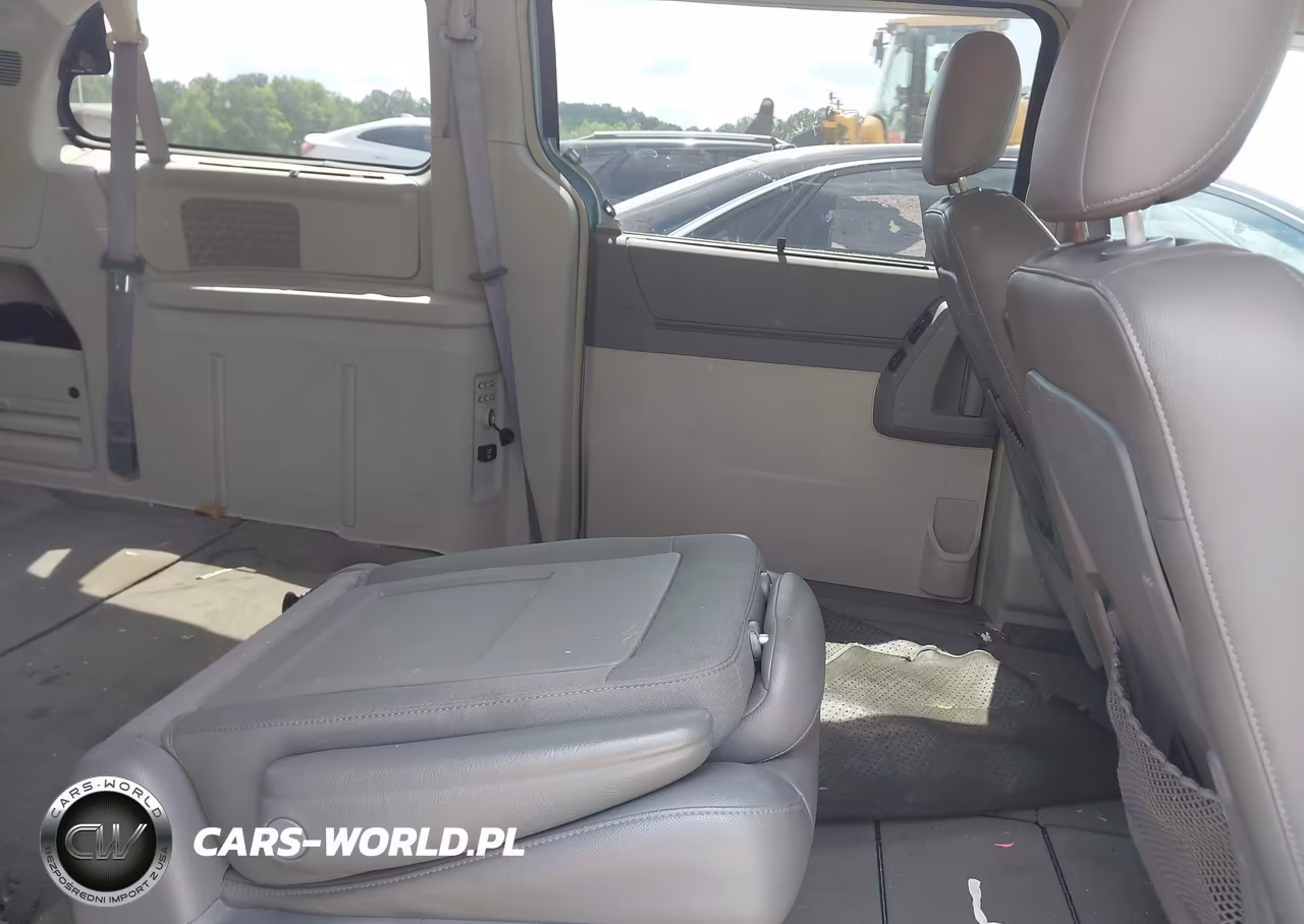 2010 Chrysler Town & Country Touring VIN:2A4RR5D17AR241617 - 8