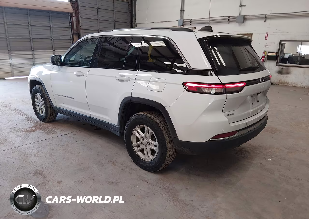2023 Jeep Grand Cherokee Laredo 4X4 VIN:1C4RJHAG3P8886700 - 3