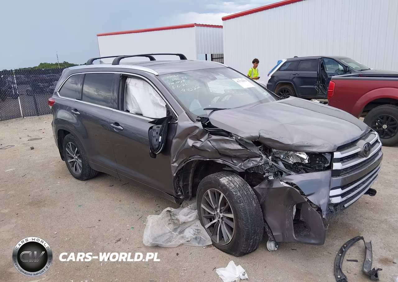 2018 TOYOTA HIGHLANDER SE
