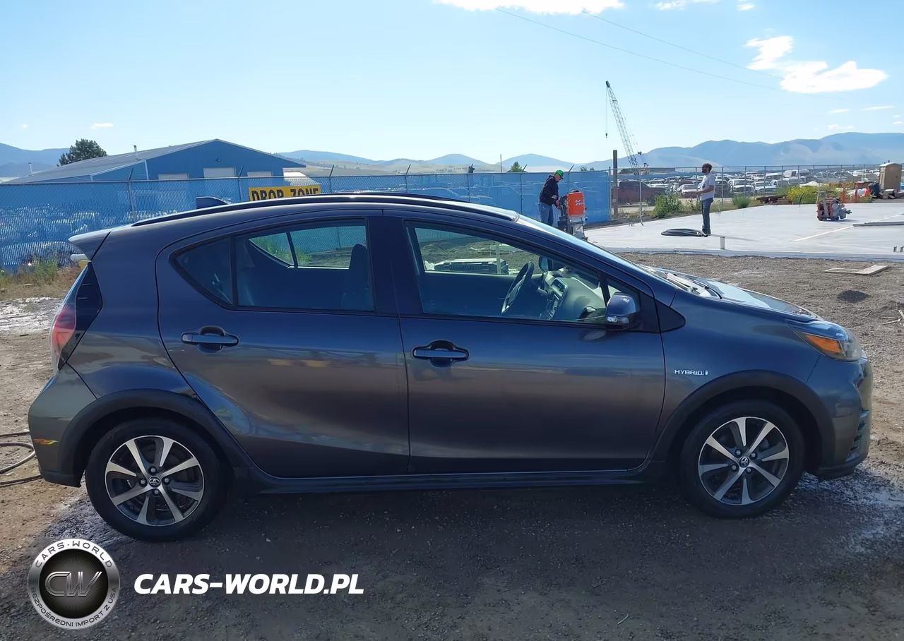 2018 Toyota Prius C Two VIN:JTDKDTB30J1605251 - 13