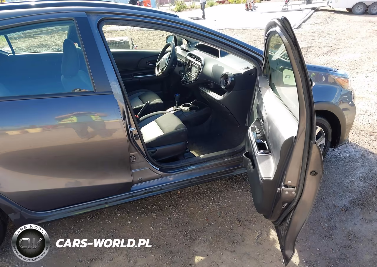 2018 Toyota Prius C Two VIN:JTDKDTB30J1605251 - 5