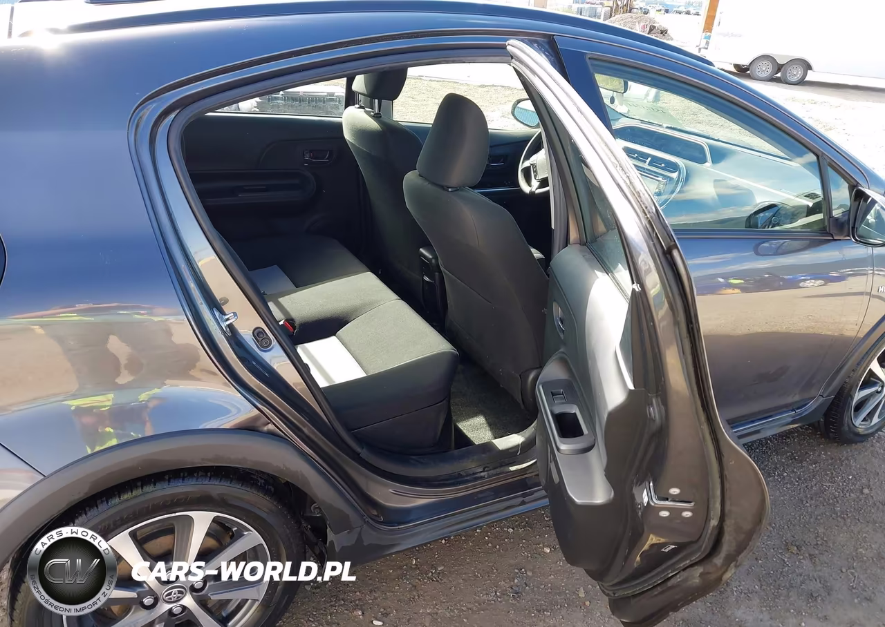 2018 Toyota Prius C Two VIN:JTDKDTB30J1605251 - 8