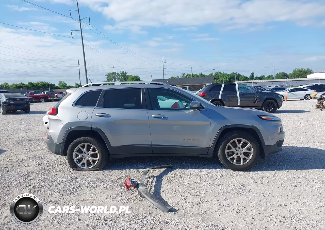 2015 Jeep Cherokee Latitude VIN:1C4PJMCBXFW645762 - 13