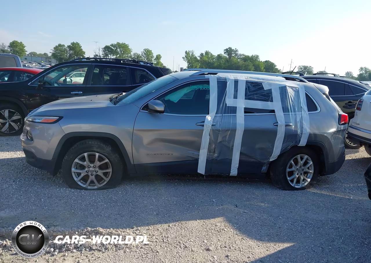 2015 Jeep Cherokee Latitude VIN:1C4PJMCBXFW645762 - 14
