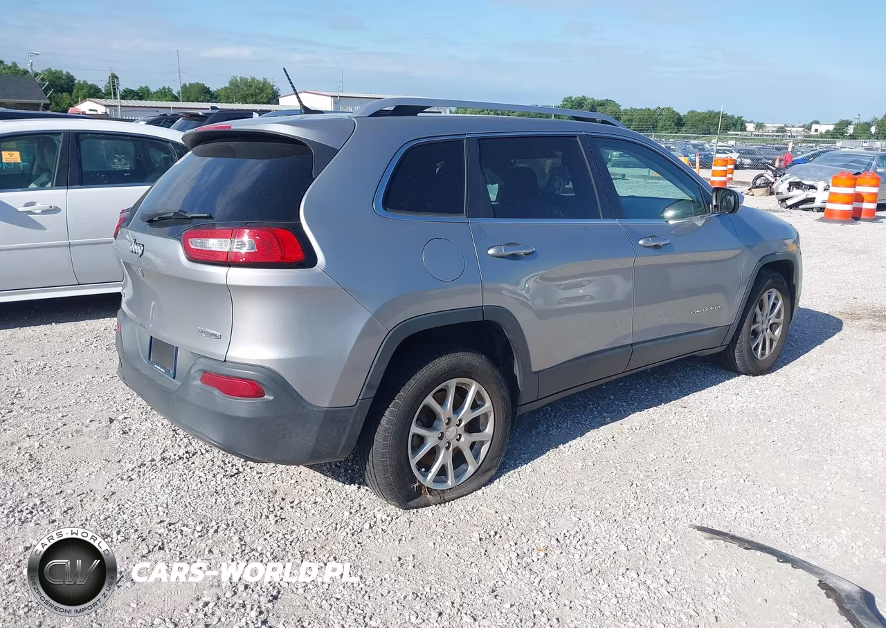 2015 Jeep Cherokee Latitude VIN:1C4PJMCBXFW645762 - 4