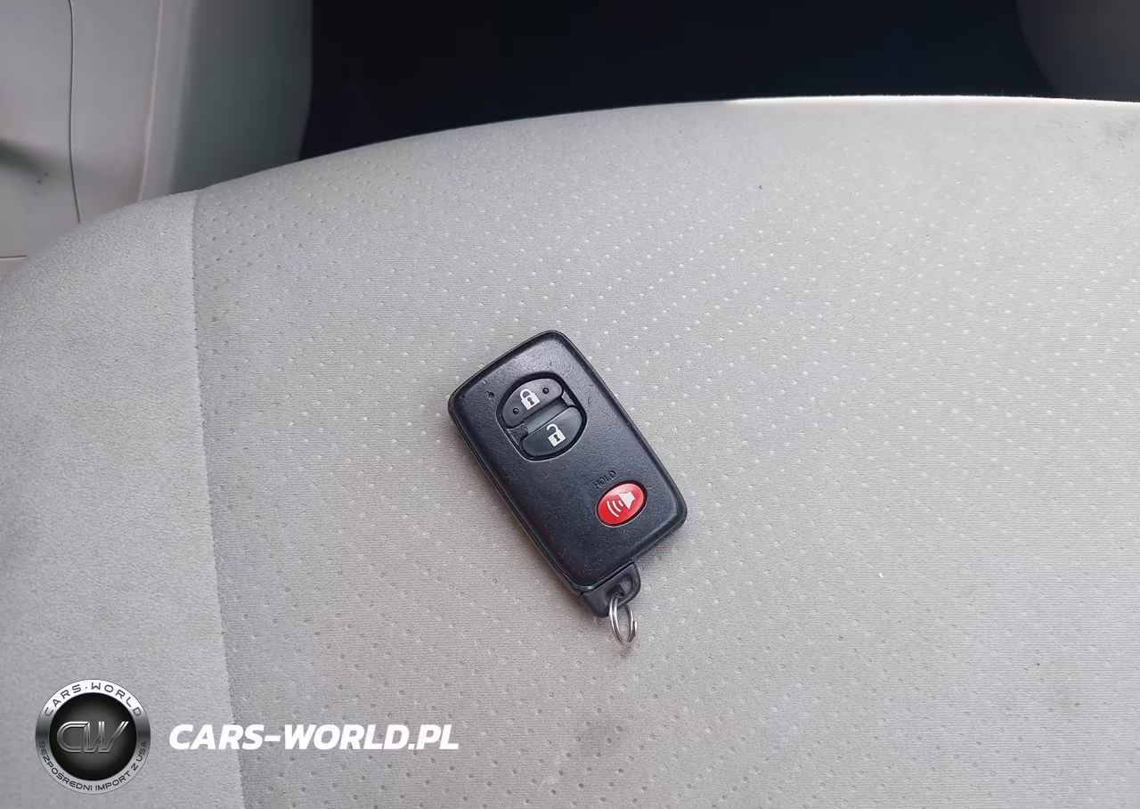 2013 Toyota Prius Two VIN:JTDKN3DU0D1718222 - 11