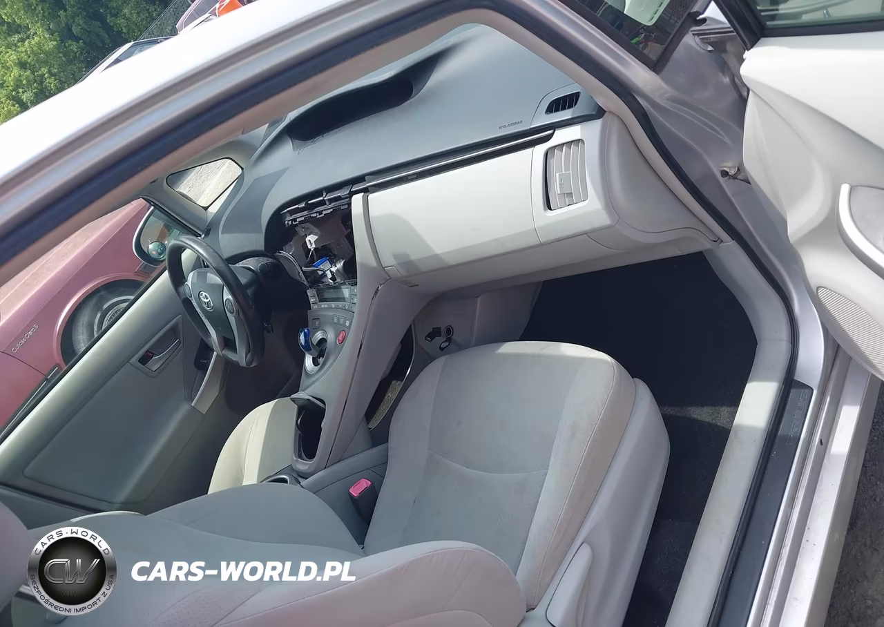 2013 Toyota Prius Two VIN:JTDKN3DU0D1718222 - 5