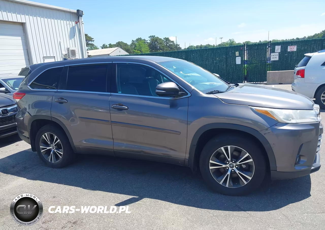 2018 Toyota Highlander Le Plus VIN:5TDBZRFH9JS865113 - 13
