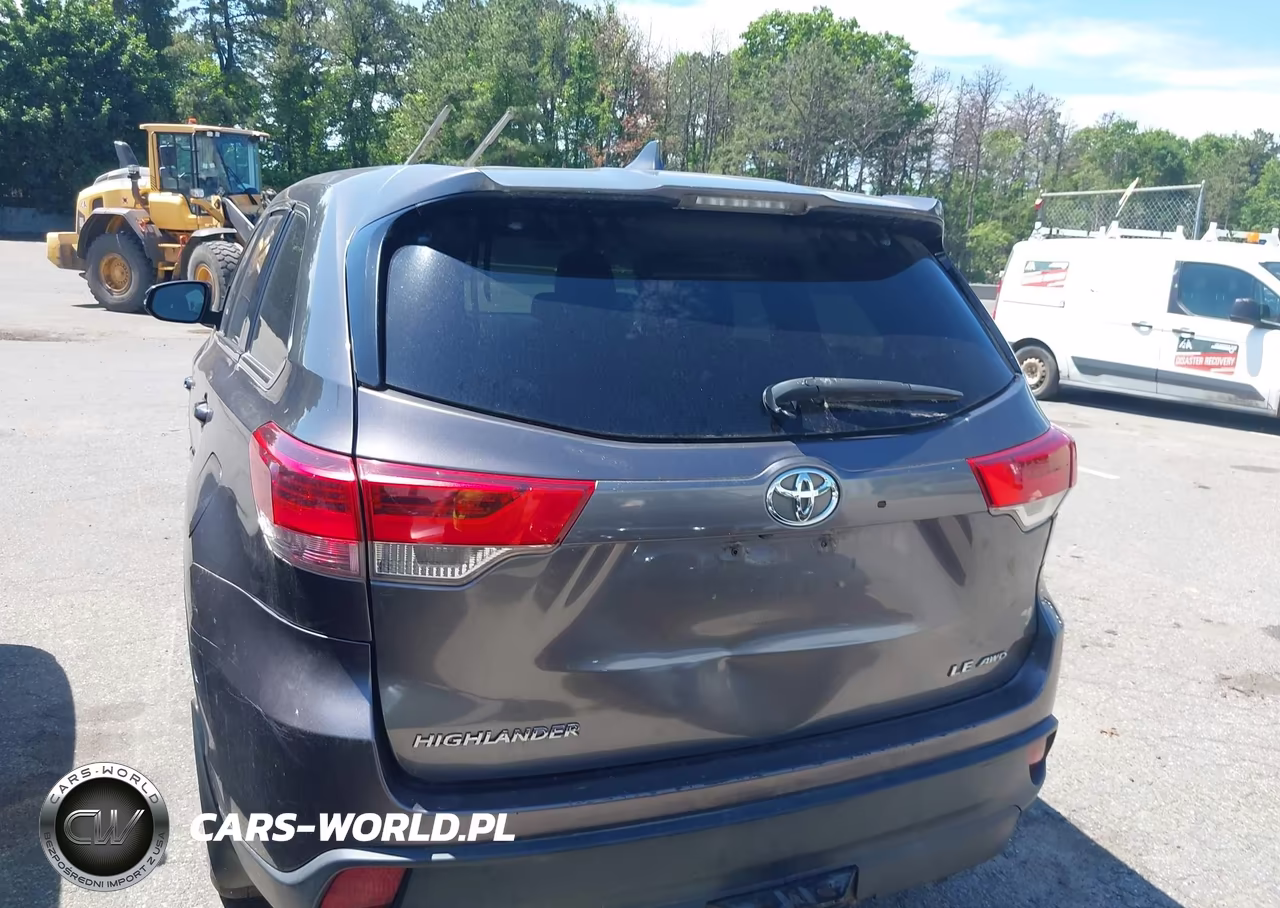 2018 Toyota Highlander Le Plus VIN:5TDBZRFH9JS865113 - 16