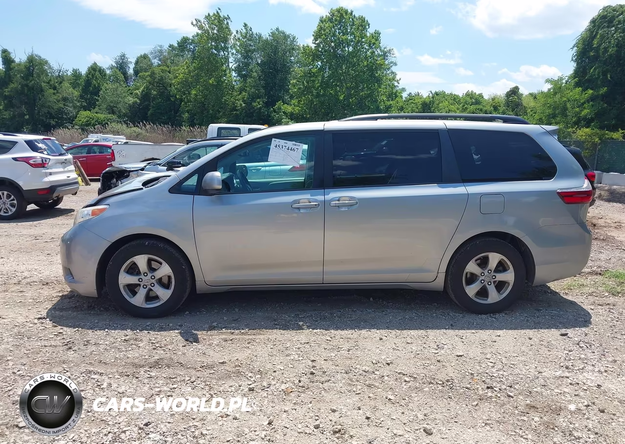 2017 Toyota Sienna Le 8 Passenger VIN:5TDKZ3DC1HS820178 - 14