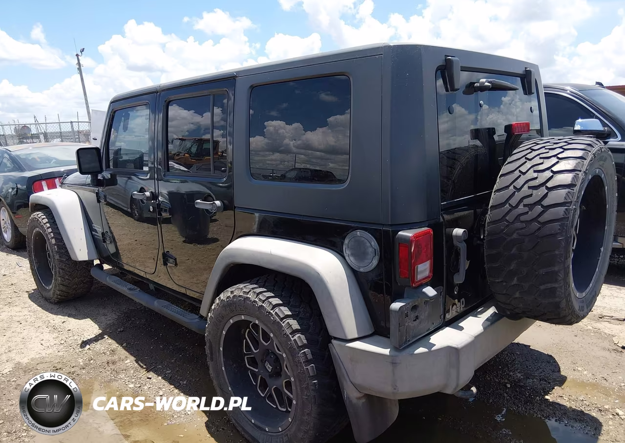 2010 Jeep Wrangler Unlimited Sport VIN:1J4BB3H14AL115549 - 3