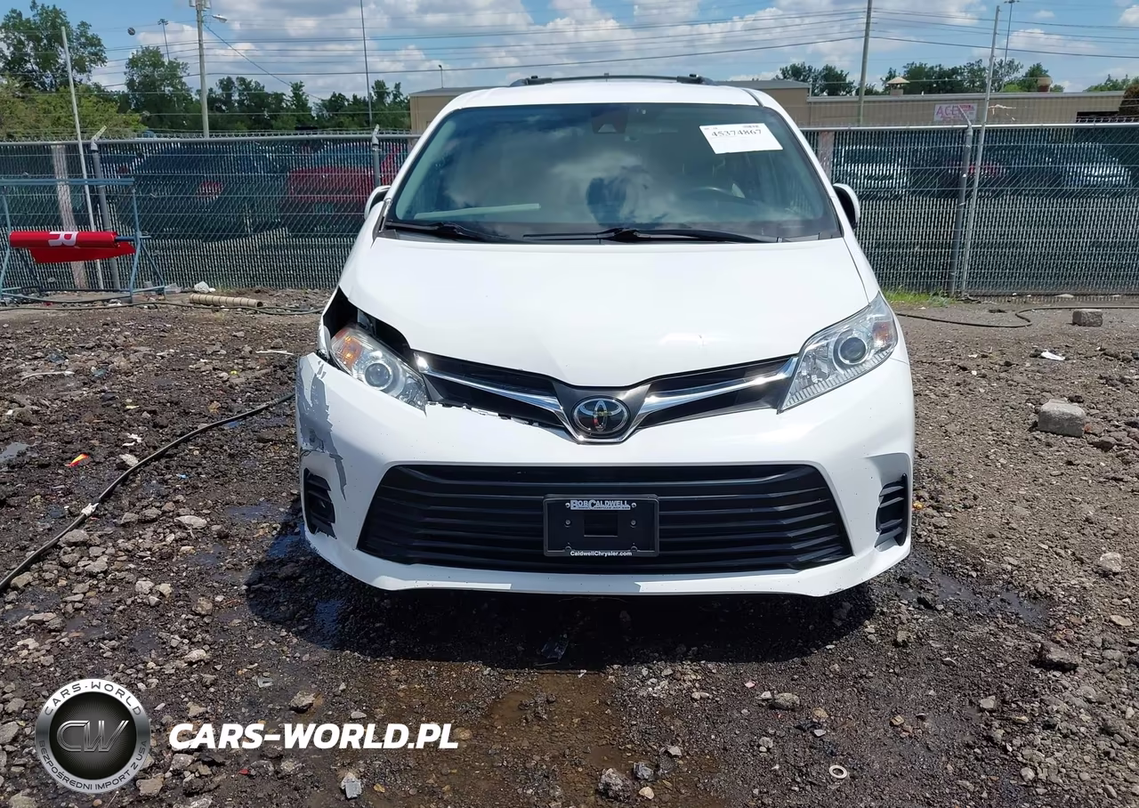 2018 Toyota Sienna Le 8 Passenger VIN:5TDKZ3DC8JS946401 - 12