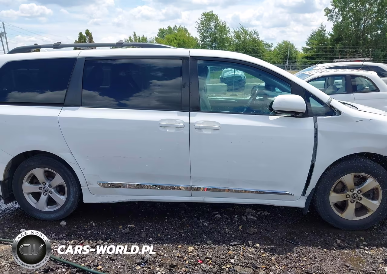 2018 Toyota Sienna Le 8 Passenger VIN:5TDKZ3DC8JS946401 - 13