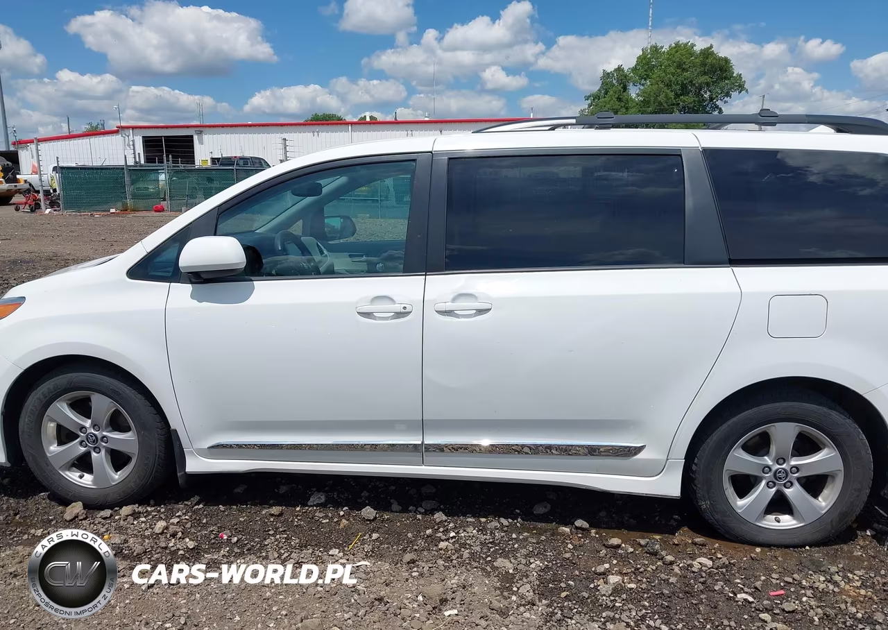 2018 Toyota Sienna Le 8 Passenger VIN:5TDKZ3DC8JS946401 - 14