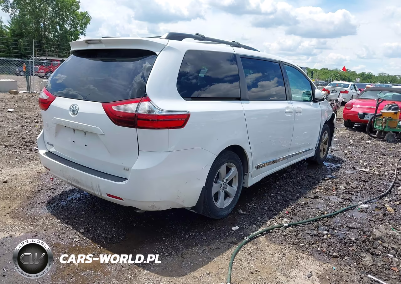 2018 Toyota Sienna Le 8 Passenger VIN:5TDKZ3DC8JS946401 - 4