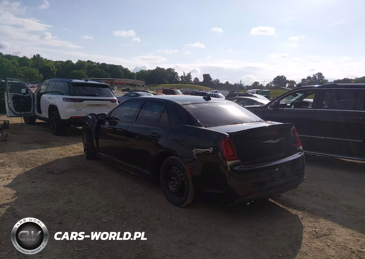 2018 Chrysler 300 300S VIN:2C3CCABG2JH142839 - 3