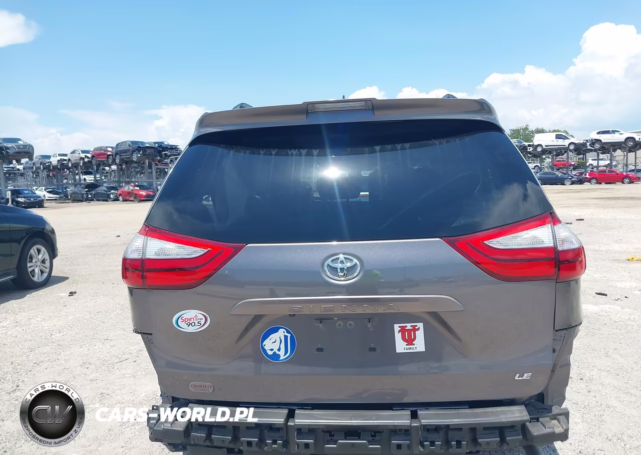 2018 Toyota Sienna Le 8 Passenger VIN:5TDKZ3DC9JS954586 - 17