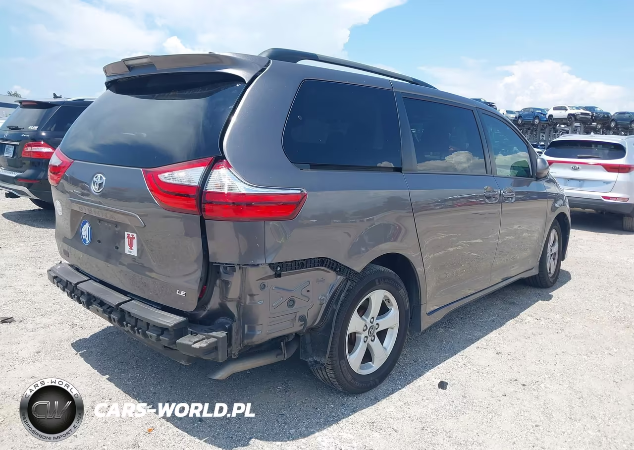 2018 Toyota Sienna Le 8 Passenger VIN:5TDKZ3DC9JS954586 - 4
