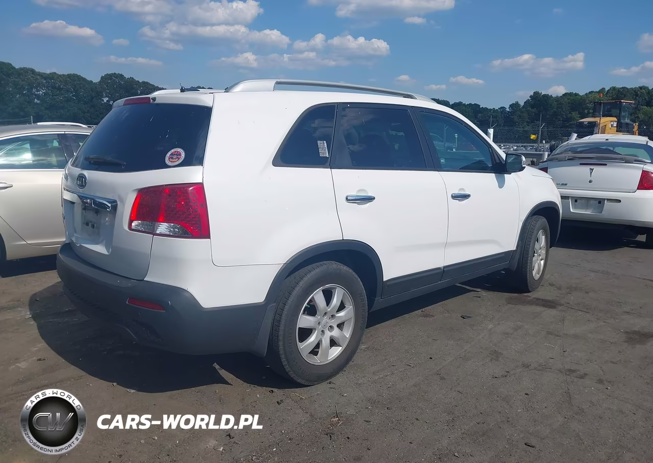 2011 Kia Sorento Lx VIN:5XYKT3A19BG127867 - 4