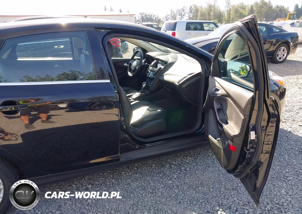 2017 Ford Focus Titanium VIN:1FADP3J2XHL272621 - 5