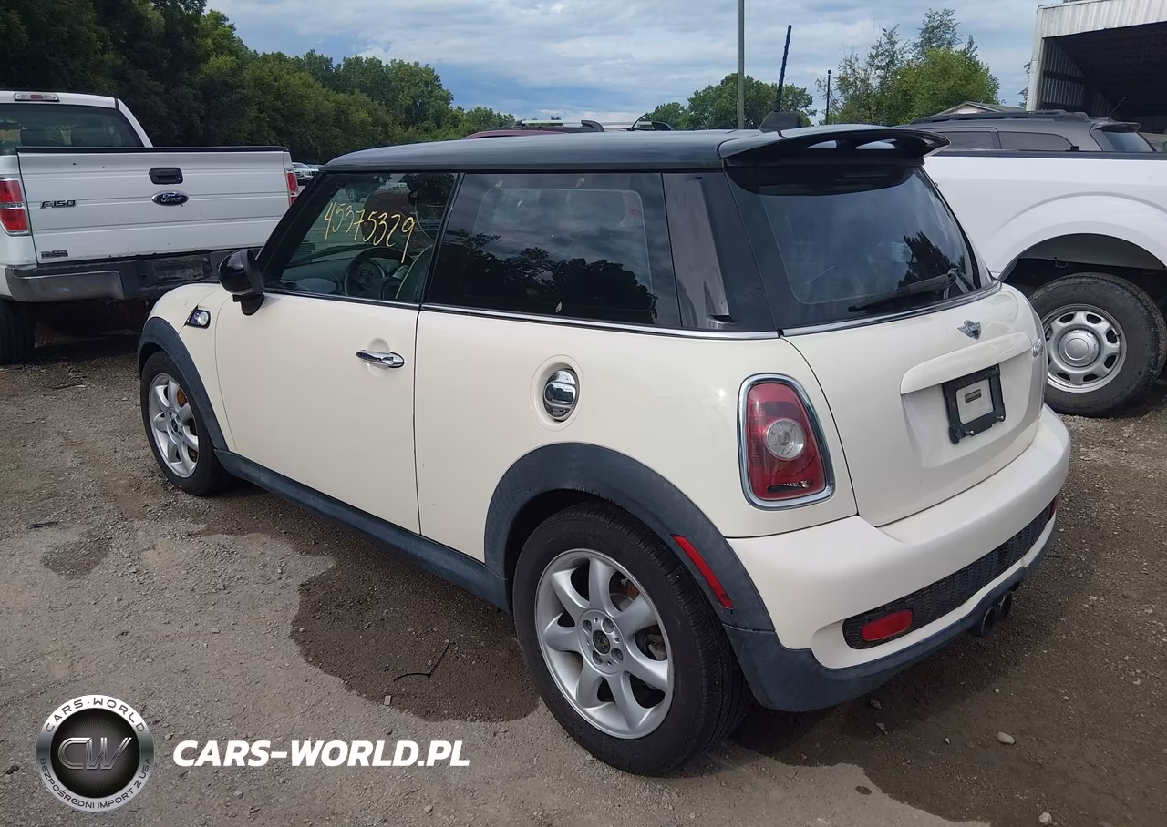 2008 Mini Cooper S VIN:WMWMF73518TV39220 - 3