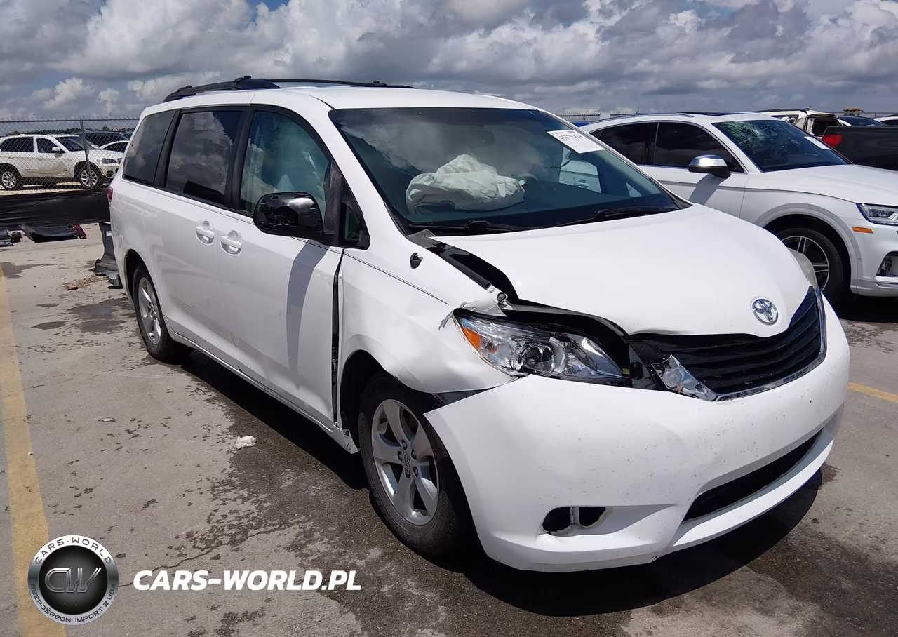 2014 Toyota Sienna Le V6 8 Passenger