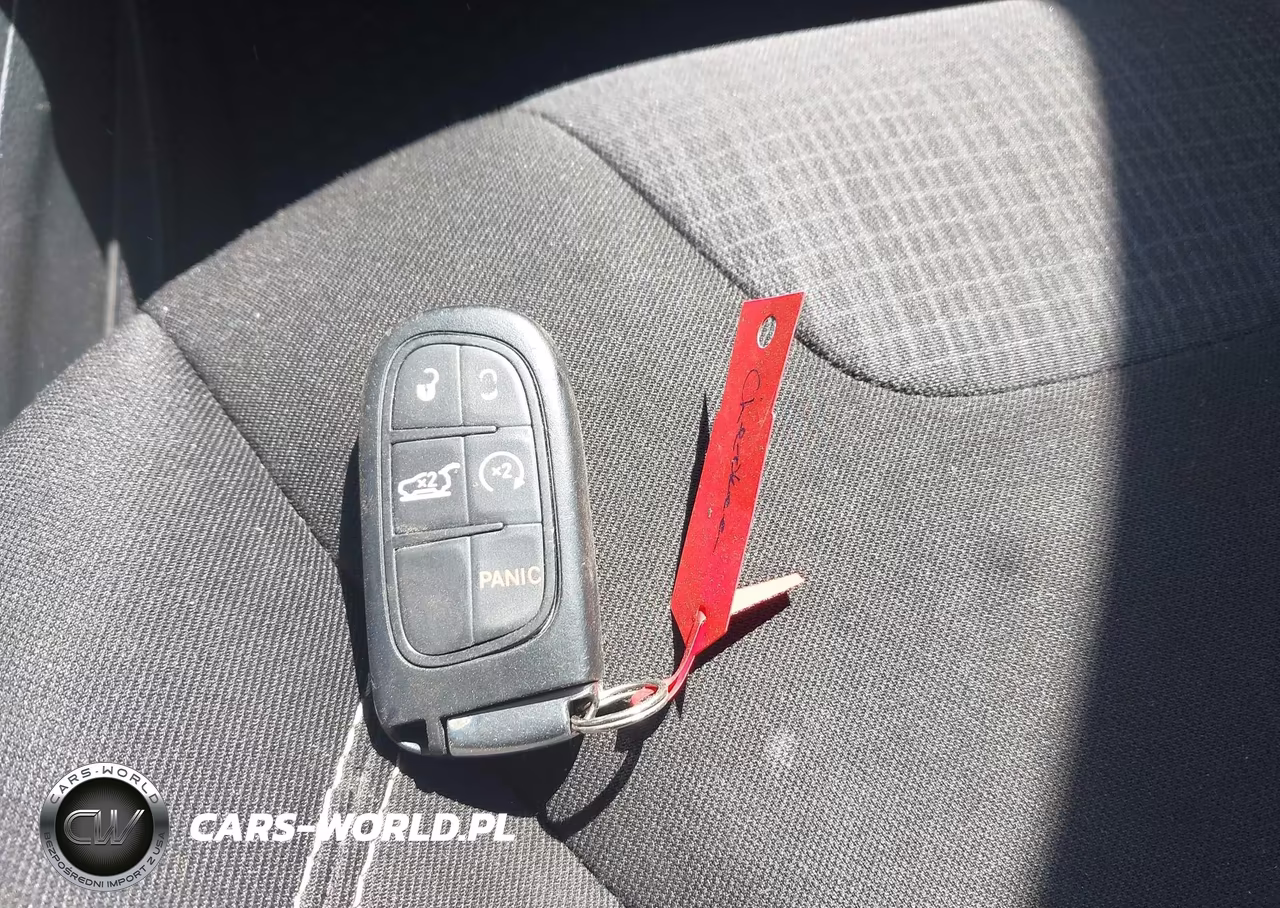 2015 Jeep Cherokee Latitude VIN:1C4PJMCS8FW668568 - 11